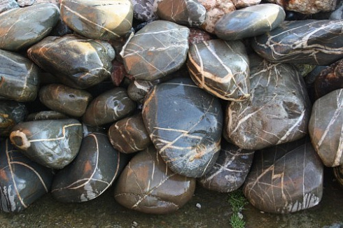 Kamenclub.ru: Валунчик Паутинник фр.100-300 мм  купить в Самаре крупный природный камень галечник темно-серый с прожилками белый черный речной валунчик 5000 руб/т   фото КАМЕНЬ КЛУБ