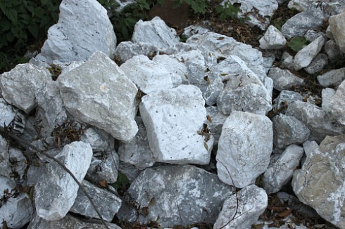 Kamenclub.ru: Мраморизированный известняк фр. 100-500 мм.  купить в Самаре известняк серый белый темно-серый сероватый валун природного образования окатанный 10500 руб/т   фото КАМЕНЬ КЛУБ