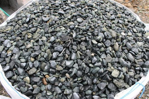 Kamenclub.ru: Щебень галтованный зеленый (змеевик) фр. 20-40 мм.  купить в Самаре мрамор зеленый, салатовый оголтованный щебень мраморный 12500 руб/т   фото КАМЕНЬ КЛУБ