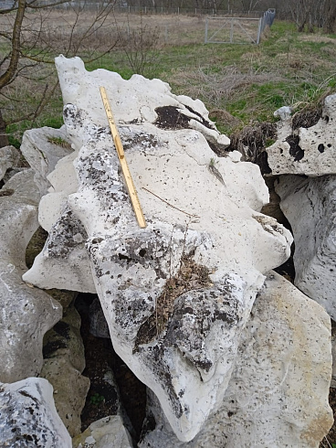 Kamenclub.ru: Выветренный известняк (степной) фр. 500-1500 мм.  купить в Самаре    10000 руб/т   фото КАМЕНЬ КЛУБ