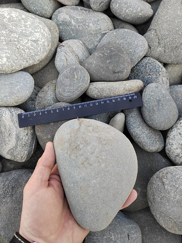 Kamenclub.ru: Галька речная плоская (ассорти) фр. 70-150 мм. купить  в Самаре галька галечник серый белый темно-серый синий светло-серый плоская природная галька  9000 руб/т   фото КАМЕНЬ КЛУБ