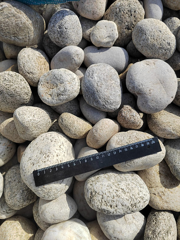 Kamenclub.ru: Галька речная окат (серо-белая) фр. 70-120 мм купить  в Самаре галька галечник бело-серая, серо-белая, серая, белая речная природная галька  8000 руб/т   фото КАМЕНЬ КЛУБ