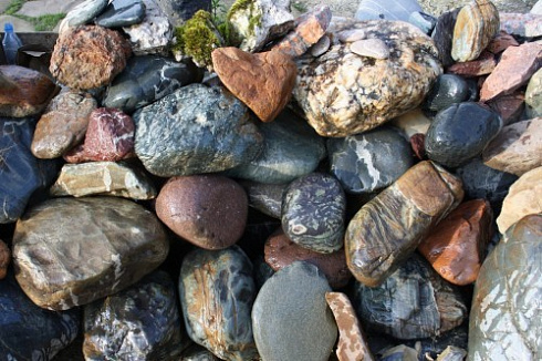 Kamenclub.ru: Ландшафтные валунчики фр.100-500 мм.  купить в Самаре крупный природный камень серый, темно-серый, светло-серый речной валун крупный 4800 руб/т   фото КАМЕНЬ КЛУБ