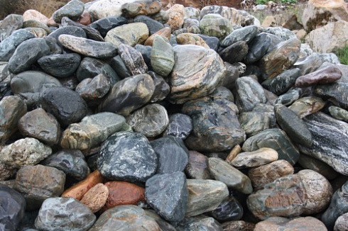 Kamenclub.ru: Ландшафтные валунчики фр.100-500 мм.  купить в Самаре крупный природный камень серый, темно-серый, светло-серый речной валун крупный 4800 руб/т   фото КАМЕНЬ КЛУБ