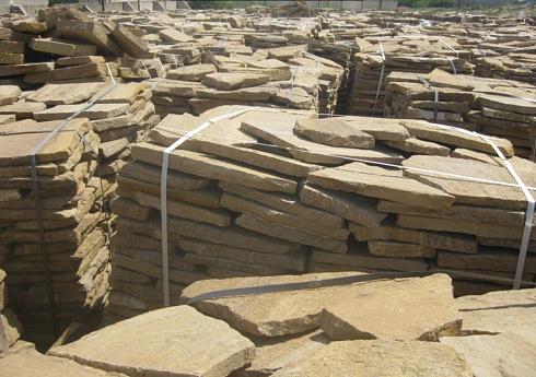 Kamenclub.ru: Песчаник пластушка желтый с рисунком (3 см)  купить в Самаре песчаник желтый с рисунком, рыжий, желтый песчаник пластушка ландшафтная рваная 8 500 руб/м3   фото КАМЕНЬ КЛУБ