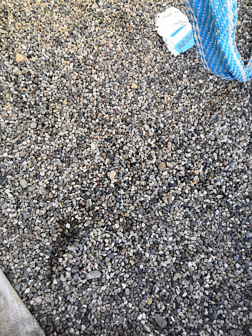 Kamenclub.ru: Галька речная окат (серая) фр.3-5 мм купить  в Самаре галька речная серая бежевый темно-серый окатанный речной камень округлый 9500 руб/т   фото КАМЕНЬ КЛУБ
