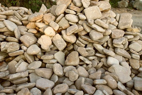 Kamenclub.ru: Песчаник для мощения дорожек, площадок, парковок ( фр 5-10 см)  купить в Самаре песчаник  серый желтый коричневый рыжий песчаник оголтованный окатанный 6500 руб/т   фото КАМЕНЬ КЛУБ