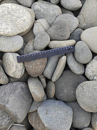 Kamenclub.ru: Галька речная плоская (ассорти) фр. 70-150 мм. купить в Самаре галька галечник серый белый темно-серый синий светло-серый плоская природная галька  9000 руб/т   фото КАМЕНЬ КЛУБ