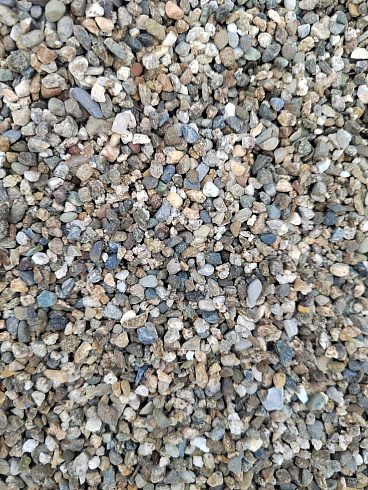 Kamenclub.ru: Галька речная окат (серая) фр.3-5 мм купить  в Самаре галька речная серая бежевый темно-серый окатанный речной камень округлый 9500 руб/т   фото КАМЕНЬ КЛУБ