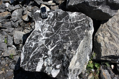 Kamenclub.ru: Черный мрамор скальник фр. 1000-1500 мм.  купить в Самаре мрамор черный белый серый крупный колотый валун ландшафтный 9000 руб/т   фото КАМЕНЬ КЛУБ