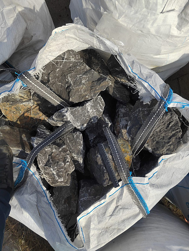 Kamenclub.ru: Черный мрамор скальник фр. 100-500 мм.  купить в Самаре мрамор черный белый серый крупный колотый валун ландшафтный 8500 руб/т   фото КАМЕНЬ КЛУБ