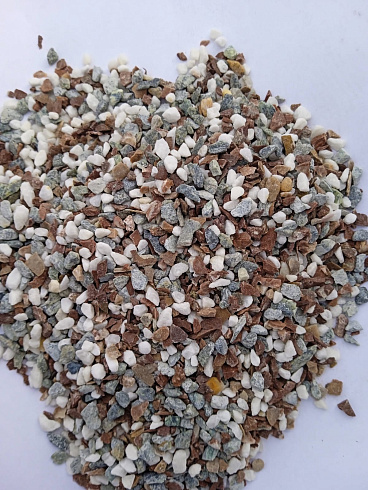 Kamenclub.ru: Мраморная крошка (щебень галтованный микс:: белый-черный) фр.5-10 мм  купить в Самаре мрамор белый, черный, молочный, серый галтовка мраморная окатанная декоративная ландшафтная 15500 руб/т   фото КАМЕНЬ КЛУБ