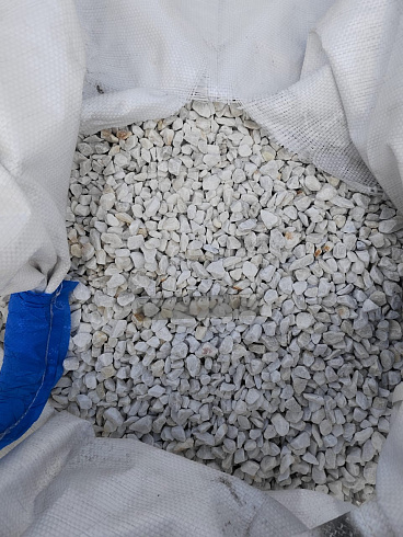 Kamenclub.ru: Мраморная крошка, щебень, цвет-белый, фр. 10-20 мм.  купить в Самаре мрамор белый, молочный айвори каменная ландшафтная декоративная крошка шебня 12000 руб/т   фото КАМЕНЬ КЛУБ