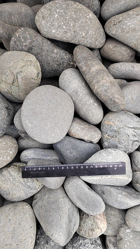 Kamenclub.ru: Галька речная окат (темно-серая) фр. 70-150 мм. купить  в Самаре галька речная темно-серая, синяя, серая речная галька округлая  8000 руб/т   фото КАМЕНЬ КЛУБ