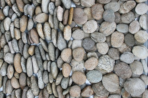 Kamenclub.ru: Галька речная плоская (серо-белая) фр. 70-120 мм. купить  в Самаре галька галечник речной серый, белый окатанная плоская  природная галька 9000 руб/т   фото КАМЕНЬ КЛУБ