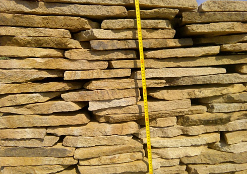 Kamenclub.ru: Песчаник пластушка желтый с разводом под дерево (2 см)  купить в Самаре плитняк желтый с разводами, желтый, рыжий, серый песчаник пластушка рваная ландшафтная 11 000 руб/м3   фото КАМЕНЬ КЛУБ