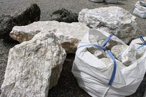 Kamenclub.ru: Мраморизированный известняк фр. 100-500 мм.  купить в Самаре известняк серый белый темно-серый сероватый валун природного образования окатанный 10500 руб/т   фото КАМЕНЬ КЛУБ