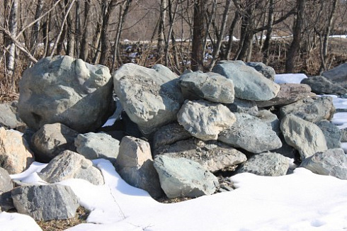 Kamenclub.ru: Гранит скальник (серо-зеленый) фр. 500-1500 мм.  купить в Самаре гранит мрамор  серый зеленый темно-серый глыба скальная колотая ландшафтная 7 500 руб/т   фото КАМЕНЬ КЛУБ