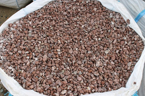 Kamenclub.ru: Мраморная крошка (щебень галтованный розовый) фр.10-20 мм.  купить в Самаре мрамор розовый, красный ландшафтный декоративный окатанный округлый щебень 15000 руб/т   фото КАМЕНЬ КЛУБ