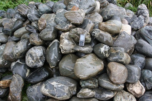 Kamenclub.ru: Валунчик Паутинник фр.100-300 мм  купить в Самаре крупный природный камень галечник темно-серый с прожилками белый черный речной валунчик 5000 руб/т   фото КАМЕНЬ КЛУБ