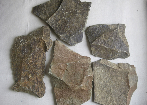 Kamenclub.ru: Песчаник пластушка "фонтанка" серо-зеленая (3,0-5,0 см)  купить в Самаре песчаник серо-зеленая колотые плитки облицовочные пластушки 11400 руб/м3   фото КАМЕНЬ КЛУБ