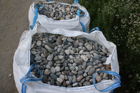 Kamenclub.ru: Галька речная окат (ассорти) фр. 50-100 мм. купить  в Самаре галька природная округлая серая белая черная серая коричневая синяя галька речная окатанная округлая 6200 руб/т   фото КАМЕНЬ КЛУБ