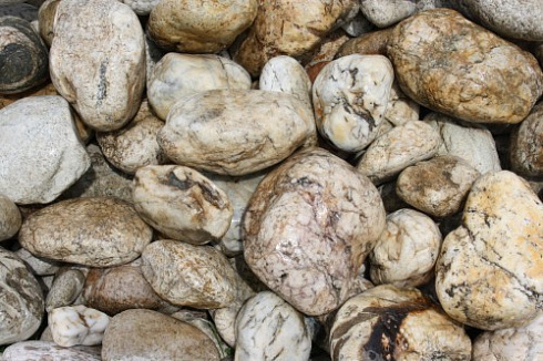 Kamenclub.ru: Кварцевый валунчик фр.100-300 мм.  купить в Самаре кварц белый, бежевый молочный рыжий крупный природный камень галечник 7850 руб/т   фото КАМЕНЬ КЛУБ