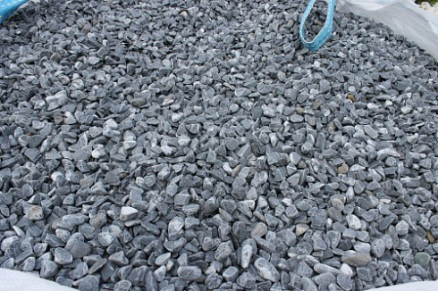 Kamenclub.ru: Щебень галтованный черный (мрамор) фр.10-20 мм.  купить в Самаре мрамор черный с белыми прожилками, черный, белый окатанный округлый ландшафтный декоративный щебень 15000 руб/т   фото КАМЕНЬ КЛУБ