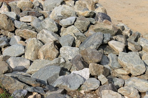 Kamenclub.ru: Гранит скальник (серо-зеленый) фр. 100-500 мм.  купить в Самаре гранит зеленый, серый, салатовый крупный ландшафтный валун 6 000 руб/т   фото КАМЕНЬ КЛУБ