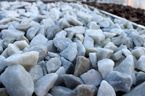 Kamenclub.ru: Мраморная крошка, щебень, цвет-белый,  фр. 20-40 мм.  купить в Самаре мрамор белый молочный слоновая кость айвори  мраморная крошка ландшафтная 12000 руб/т   фото КАМЕНЬ КЛУБ