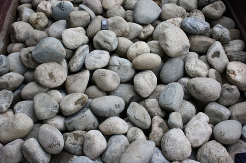 Kamenclub.ru: Темно-серый валунчик фр.100-300 мм.  купить в Самаре крупный природный камень серый, темно-серый, светло-серый речная галька большого размера окатанная 4500 руб/т   фото КАМЕНЬ КЛУБ