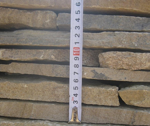 Kamenclub.ru: Песчаник пластушка желтый с разводом под дерево (2 см)  купить в Самаре плитняк желтый с разводами, желтый, рыжий, серый песчаник пластушка рваная ландшафтная 11 000 руб/м3   фото КАМЕНЬ КЛУБ