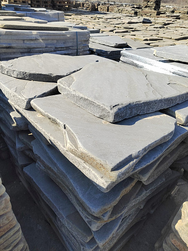 Kamenclub.ru: Песчаник пластушка галтованная светло-серая (3,0 см)  купить в Самаре песчаник светло-серый, серый ландшафтный камень рваный колотый 21000 руб/м3   фото КАМЕНЬ КЛУБ