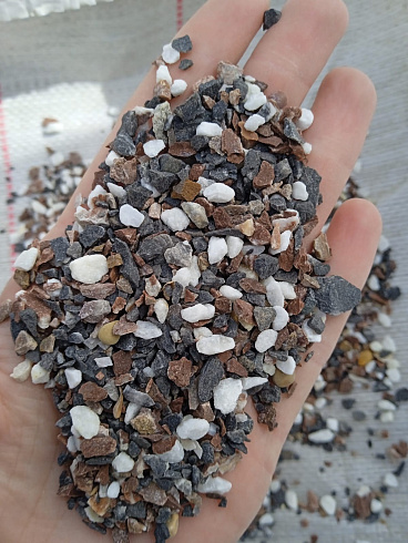 Kamenclub.ru: Мраморная крошка (щебень галтованный микс:белый-черный-розовый-медовый) фр.5-10 мм.  купить в Самаре мрамор белый, медовый, черный, розовый мраморный галтованный щебень декоративный ландшафтный 15500 руб/т   фото КАМЕНЬ КЛУБ