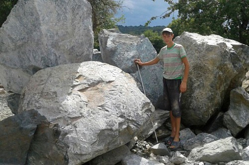 Kamenclub.ru: Змеевик скальник фр. 500-1500 мм.  купить в Самаре змеевик зеленый серый черный глыба скальная колотая 7500 руб/т   фото КАМЕНЬ КЛУБ