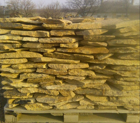 Kamenclub.ru: Песчаник пластушка "фонтанка" желтая (3,0 - 5,0 см)  купить в Самаре песчаник желтая, рыжий, желтый песчаник колотый рваный со сколом облицовочный 16200 руб/м3   фото КАМЕНЬ КЛУБ