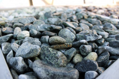 Kamenclub.ru: Щебень галтованный зеленый (змеевик) фр. 20-40 мм.  купить в Самаре мрамор зеленый, салатовый оголтованный щебень мраморный 12500 руб/т   фото КАМЕНЬ КЛУБ