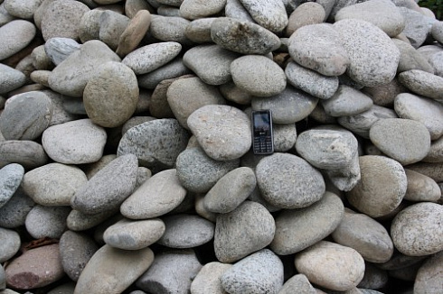 Kamenclub.ru: Галька речная плоская (бело-серая) фр. 100-200-300 мм. купить  в Самаре галька речная плоская серый, белый, бело-серый, серо-белый речная галька плоская  9000 руб/т   фото КАМЕНЬ КЛУБ