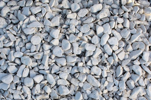 Kamenclub.ru: Мраморная крошка (щебень галтованный белый) фр.40-70 мм.  купить в Самаре мрамор белый молочный айвори окатанный округлый природный камень 17000 руб/т   фото КАМЕНЬ КЛУБ