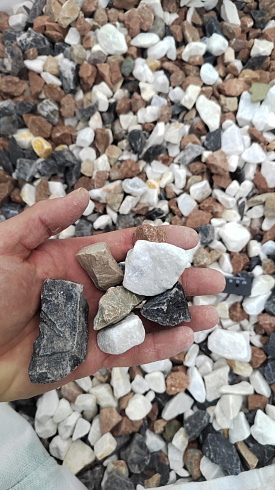 Kamenclub.ru: Мраморная крошка (щебень крошка микс : белый-черный-розовый) фр. 20-40 мм.  купить в Самаре мрамор белый, черный, розовый декоративная ландшафтная крошка 12000 руб/т   фото КАМЕНЬ КЛУБ