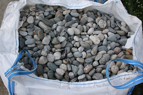 Kamenclub.ru: Галька речная окат (серая) фр.40-60 мм купить  в Самаре галька речная серый бежевый рыжий коричневый округлый речной камень 5000 руб/т   фото КАМЕНЬ КЛУБ