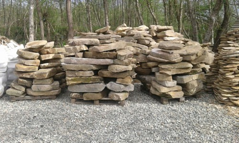 Kamenclub.ru: Песчаник плиты - плахи - пошаговые дорожки (фр. 70-150 мм)  купить в Самаре песчаник серый бежевый желтый зеленый колотый песчаник строительный 6500 руб/т   фото КАМЕНЬ КЛУБ