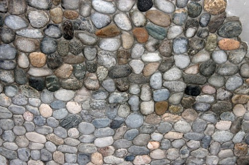 Kamenclub.ru: Галька речная плоская (ассорти) фр. 70-150 мм. купить  в Самаре галька галечник серый белый темно-серый синий светло-серый плоская природная галька  9000 руб/т   фото КАМЕНЬ КЛУБ