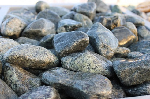 Kamenclub.ru: Щебень галтованный зеленый (змеевик) фр. 50-100 мм.  купить в Самаре галтовка мраморная зеленый, салатовый мрамор 12 500 руб/т   фото КАМЕНЬ КЛУБ