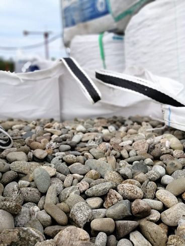 Kamenclub.ru: Галька речная окат (пестрая) фр. 20-40 мм. купить  в Самаре галька речная пестрая, серая, серые оттенки галька речная окатанная округлая 5000 руб/т   фото КАМЕНЬ КЛУБ