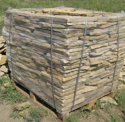 Kamenclub.ru: Песчаник пластушка желтый с рисунком (3 см)  купить в Самаре песчаник желтый с рисунком, рыжий, желтый песчаник пластушка ландшафтная рваная 8 500 руб/м3   фото КАМЕНЬ КЛУБ