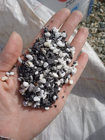 Kamenclub.ru: Мраморная крошка (щебень галтованный микс:: белый-черный) фр.5-10 мм  купить в Самаре мрамор белый, черный, молочный, серый галтовка мраморная окатанная декоративная ландшафтная 15500 руб/т   фото КАМЕНЬ КЛУБ