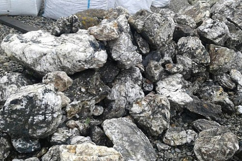 Kamenclub.ru: Черный гранит - кварцит фр. 500-1000 мм.  купить в Самаре гранит кварцит черный серый белый скальный колотый валун 9750 руб/т   фото КАМЕНЬ КЛУБ