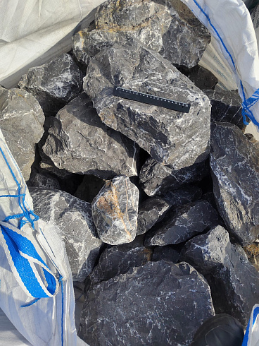 Kamenclub.ru: Черный мрамор скальник фр. 100-500 мм.  купить в Самаре мрамор черный белый серый крупный колотый валун ландшафтный 8500 руб/т   фото КАМЕНЬ КЛУБ