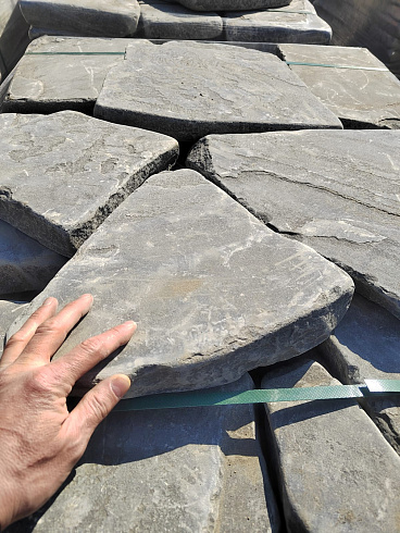 Kamenclub.ru: Песчаник пластушка светло-серый (4,0 - 6,0 см)  купить в Самаре плитняк - пластушка светло-серый песчаник 12600 руб/м3   фото КАМЕНЬ КЛУБ